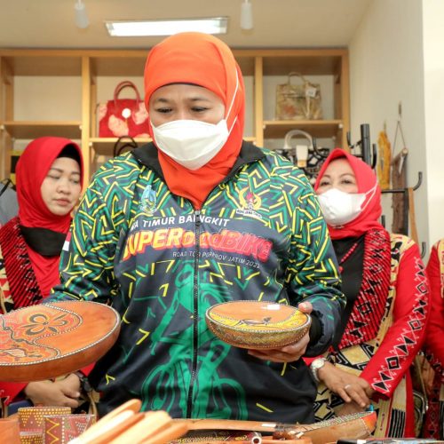 Sambangi Outlet Dekranasda, Gubernur Khofifah Temukan Produk Apik Berskala Ekspor yang Diusulkan untuk Desa Devisa